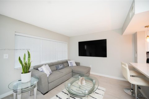 Condo in Miami, Florida, 2 bedrooms  № 1393495 - photo 2