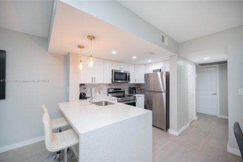 Condo in Miami, Florida, 2 bedrooms  № 1393495 - photo 3