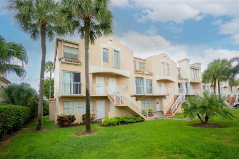 Condo in Miami, Florida, 2 bedrooms  № 1393495 - photo 1