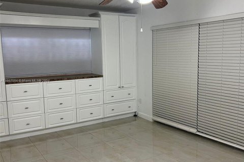 House in Miami, Florida 3 bedrooms, 200.76 sq.m. № 1382954 - photo 3