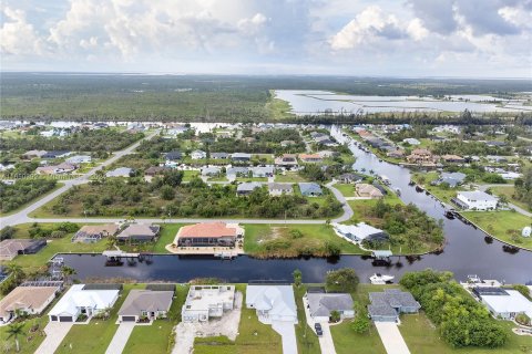 House in Port Charlotte, Florida 3 bedrooms, 225.1 sq.m. № 1332904 - photo 8