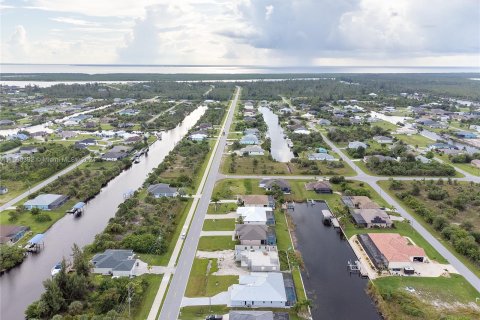 House in Port Charlotte, Florida 3 bedrooms, 225.1 sq.m. № 1332904 - photo 7