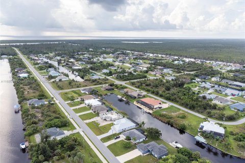 House in Port Charlotte, Florida 3 bedrooms, 225.1 sq.m. № 1332904 - photo 6