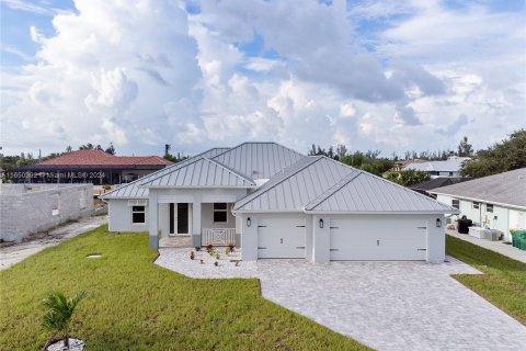 Casa en venta en Port Charlotte, Florida, 3 dormitorios, 225.1 m2 № 1332904 - foto 1