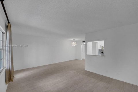 Condominio en venta en Deerfield Beach, Florida, 1 dormitorio, 66.43 m2 № 1321634 - foto 11