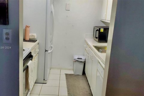 Condo in North Miami, Florida, 1 bedroom  № 1229653 - photo 8