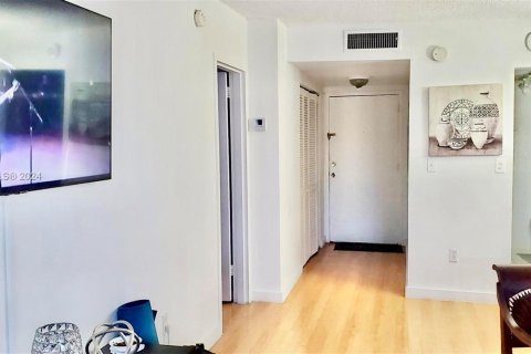 Condo in North Miami, Florida, 1 bedroom  № 1229653 - photo 6