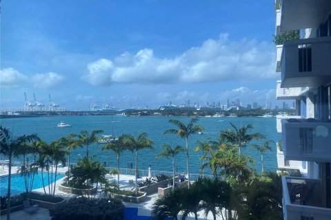 Condominio en alquiler en Miami Beach, Florida, 54.81 m2 № 1397578 - foto 1