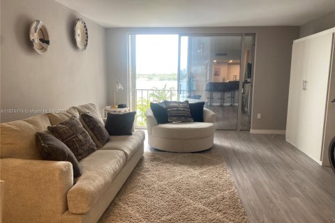 Condominio en alquiler en Miami Beach, Florida, 54.81 m2 № 1397578 - foto 2