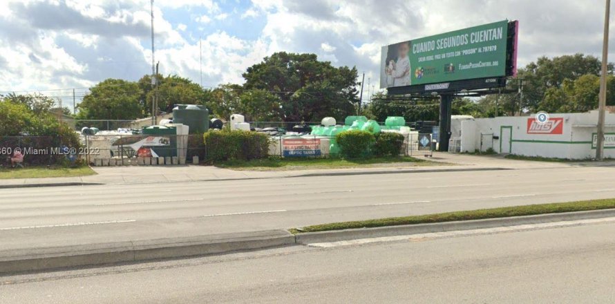 Commercial property in West Park, Florida № 11856