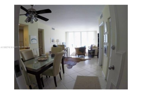 Condo in Miami Beach, Florida, 2 bedrooms  № 1150865 - photo 1