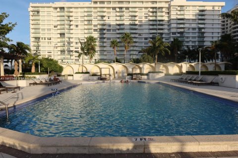 Condo in Miami Beach, Florida, 2 bedrooms  № 1150865 - photo 15