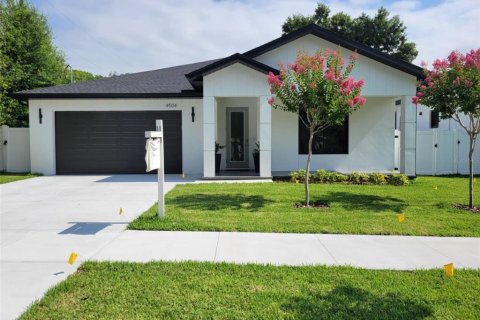 House in Tampa, Florida 4 bedrooms, 222.97 sq.m. № 1414794 - photo 1