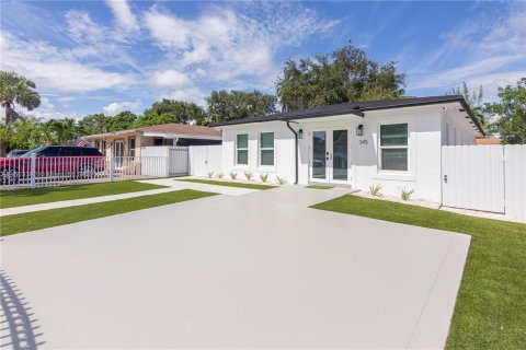 House in Miami, Florida 3 bedrooms, 139.35 sq.m. № 1372877 - photo 2