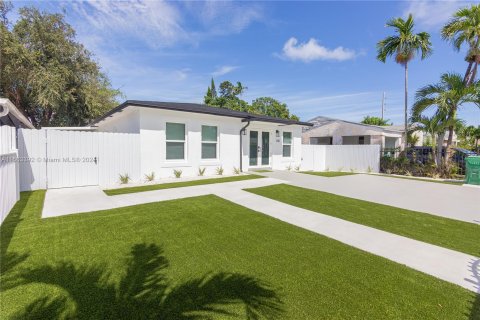 House in Miami, Florida 3 bedrooms, 139.35 sq.m. № 1372877 - photo 1