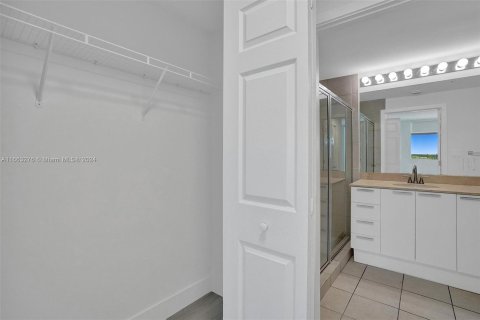 Condo in Hollywood, Florida, 2 bedrooms  № 1372835 - photo 8