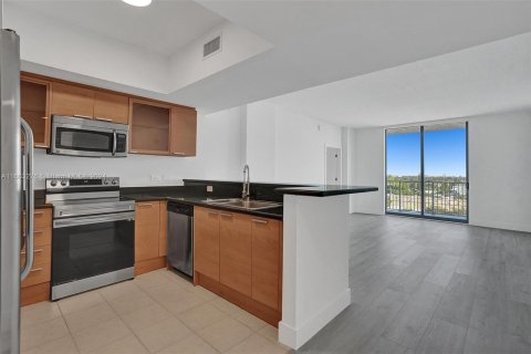 Condo in Hollywood, Florida, 2 bedrooms  № 1372835 - photo 1