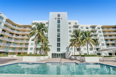 Copropriété à vendre à Hollywood, Floride: 2 chambres, 113.34 m2 № 1372835 - photo 19