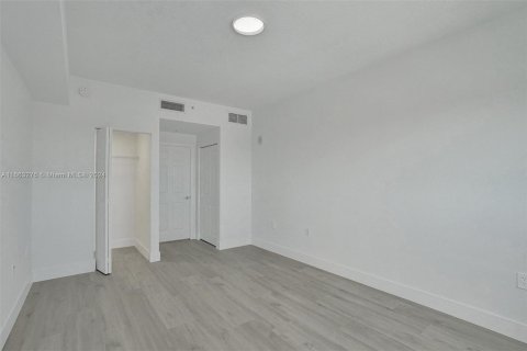 Condo in Hollywood, Florida, 2 bedrooms  № 1372835 - photo 13