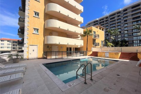 Condo in Surfside, Florida, 1 bedroom  № 1384651 - photo 10