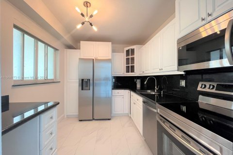 Condo in Surfside, Florida, 1 bedroom  № 1384651 - photo 4