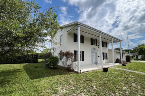 House in Miami, Florida 4 bedrooms, 205.69 sq.m. № 1377312 - photo 2