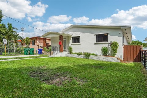 Villa ou maison à vendre à Miami, Floride: 3 chambres, 148.27 m2 № 1370650 - photo 3