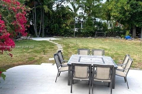 House in Biscayne Park, Florida 2 bedrooms, 123.1 sq.m. № 1153641 - photo 15