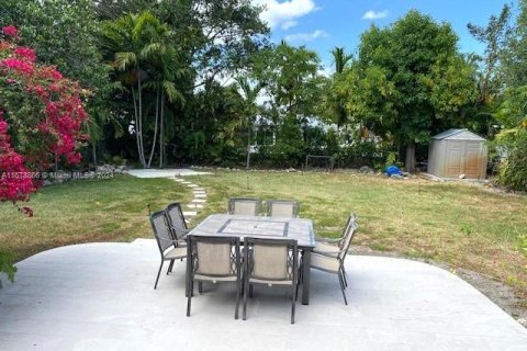 House in Biscayne Park, Florida 2 bedrooms, 123.1 sq.m. № 1153641 - photo 14