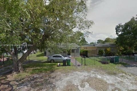 House in Opa-locka, Florida 4 bedrooms, 141.3 sq.m. № 1153643 - photo 1