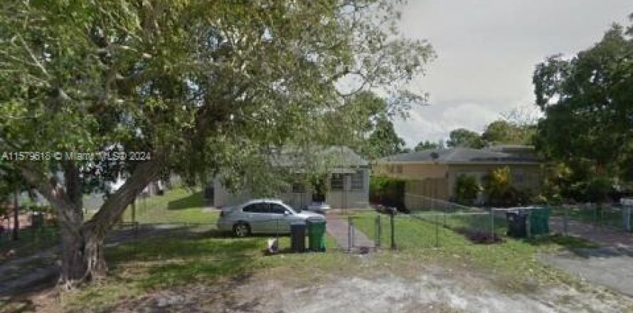 House in Opa-locka, Florida 4 bedrooms, 141.3 sq.m. № 1153643