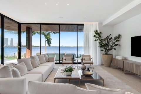 Casa en venta en Miami, Florida, 7 dormitorios № 2186 - foto 21