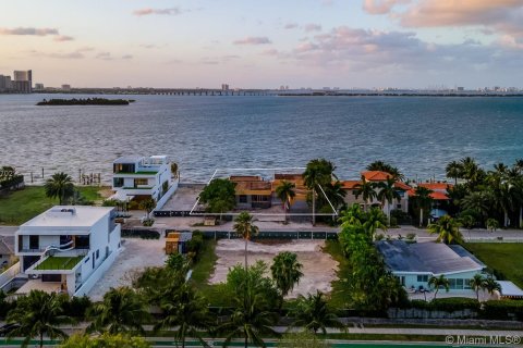 Casa en venta en Miami, Florida, 7 dormitorios № 2186 - foto 9