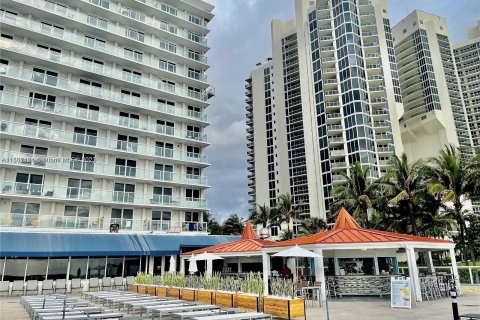 Condominio en venta en Sunny Isles Beach, Florida, 33.44 m2 № 890010 - foto 6