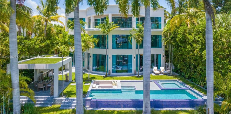 Villa ou maison à Miami Beach, Floride 8 chambres, 1017.74 m2 № 568582
