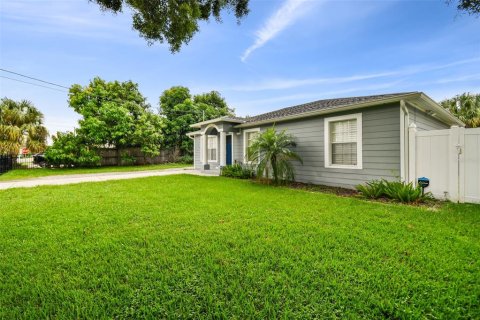 House in Tampa, Florida 3 bedrooms, 111.48 sq.m. № 1366505 - photo 1