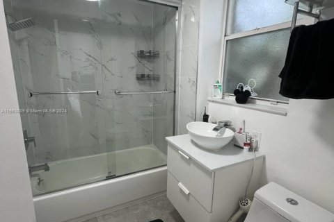 Condo in Miami Beach, Florida, 2 bedrooms  № 1098217 - photo 12