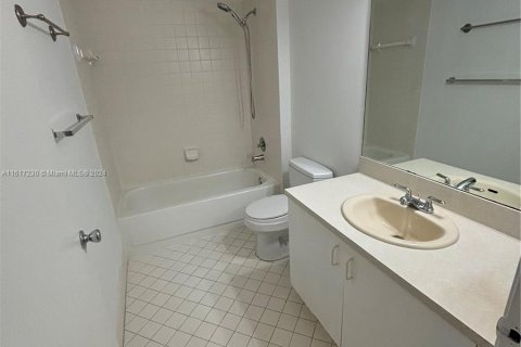 Condo in Pembroke Pines, Florida, 2 bedrooms  № 1239026 - photo 11