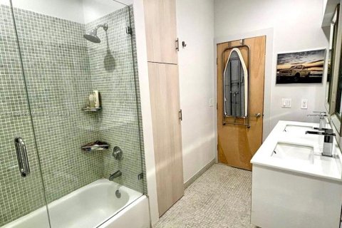 Condo in Miami Beach, Florida, 1 bedroom  № 1101015 - photo 19