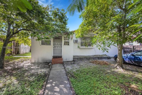 House in Miami, Florida 2 bedrooms, 166.85 sq.m. № 1428137 - photo 1