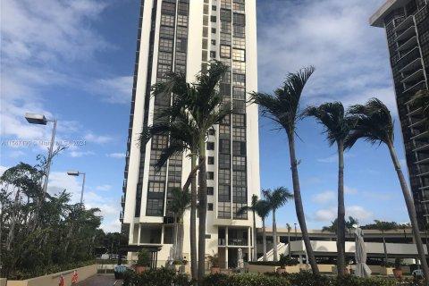 Condo in Miami, Florida, 1 bedroom  № 1116123 - photo 2