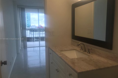 Condo in Miami, Florida, 1 bedroom  № 1116123 - photo 8