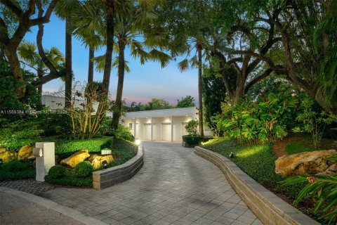 House in Miami, Florida 7 bedrooms, 504.83 sq.m. № 1120678 - photo 2