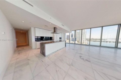 Condominio en venta en Miami, Florida, 3 dormitorios, 237.09 m2 № 716019 - foto 2