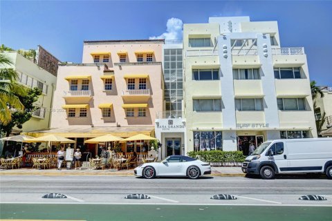 Condo in Miami Beach, Florida, 1 bedroom  № 716021 - photo 1