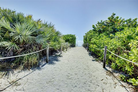 Condo in Miami Beach, Florida, 1 bedroom  № 716021 - photo 26