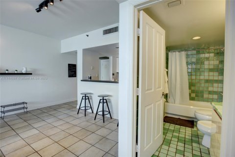 Condo in Miami Beach, Florida, 1 bedroom  № 716021 - photo 13