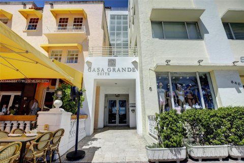 Condo in Miami Beach, Florida, 1 bedroom  № 716021 - photo 23