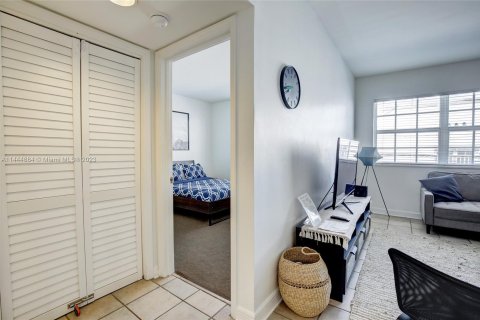 Condo in Miami Beach, Florida, 1 bedroom  № 716021 - photo 15