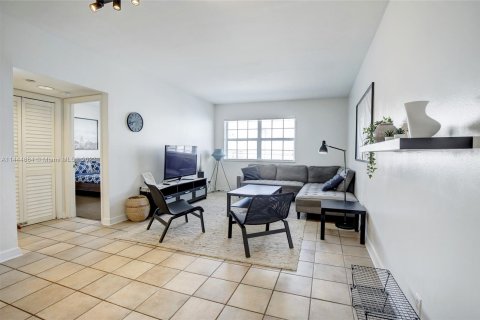 Condo in Miami Beach, Florida, 1 bedroom  № 716021 - photo 10